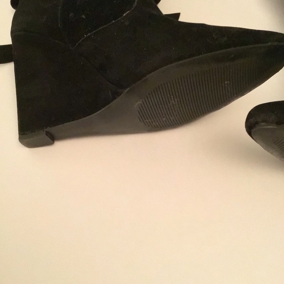 Vegan suede ankle boots, size 9,4 inch wedge heel. Has a tied bow tie in middle - Picture 3 of 10
